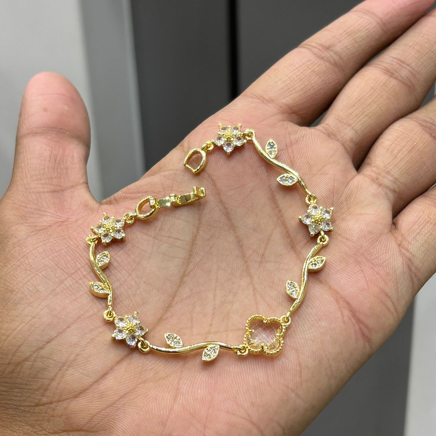 White Daisy Tulip Bracelet