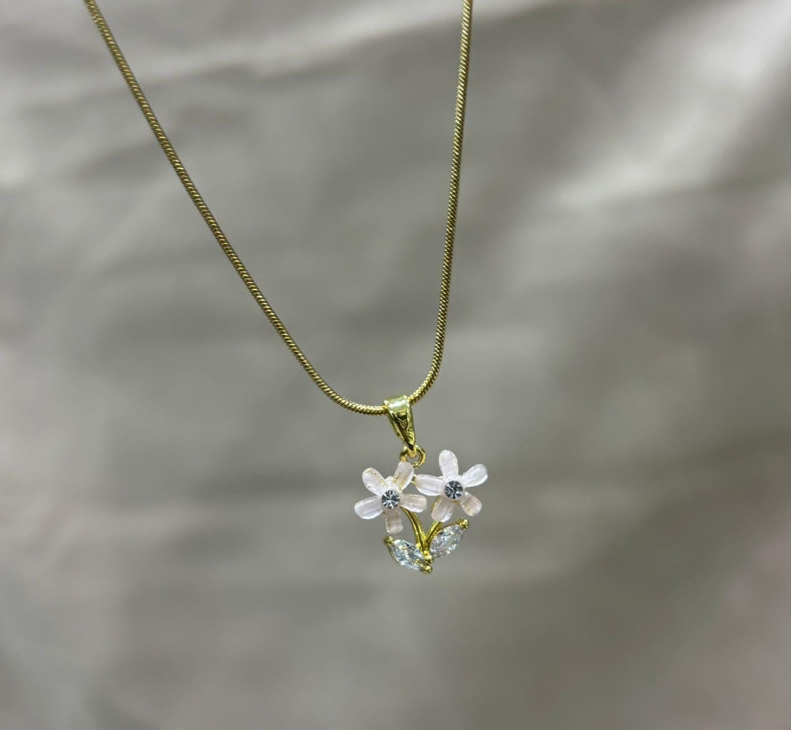White Couple Daisy Nacklace
