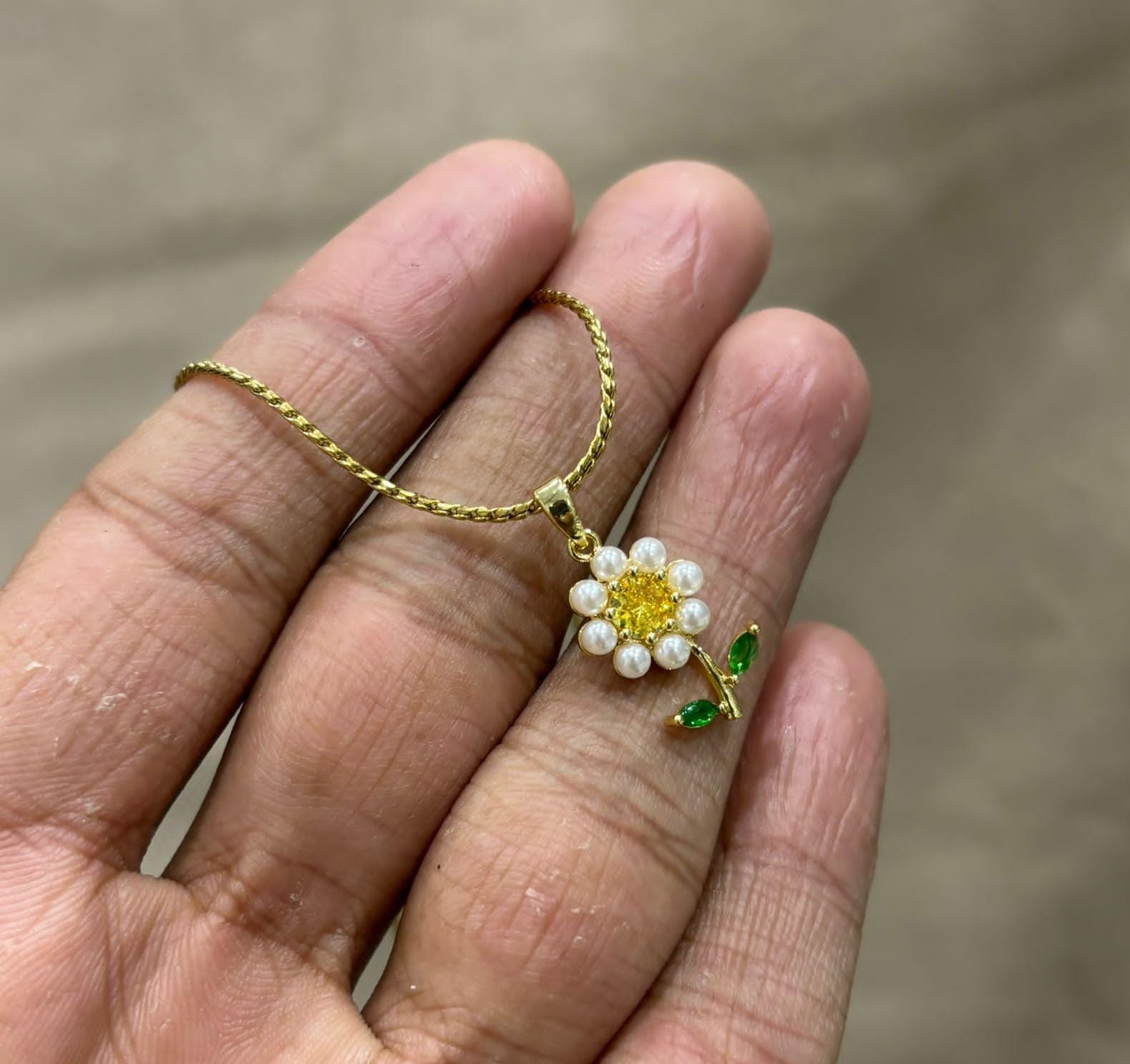 Daisy White Flower pendant Necklace